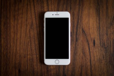 Engellenmiş bir akıllı telefonun yakın çekim görüntüsü ahşap bir yüzey üzerinde maket şablonu olarak