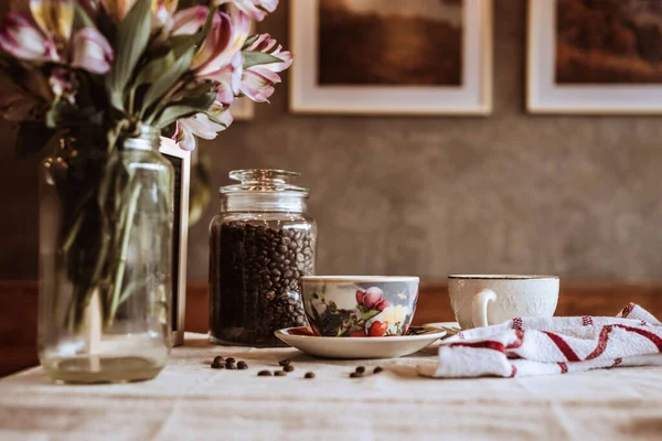 花を背景にしたコーヒーの審美的なショット — ストック写真