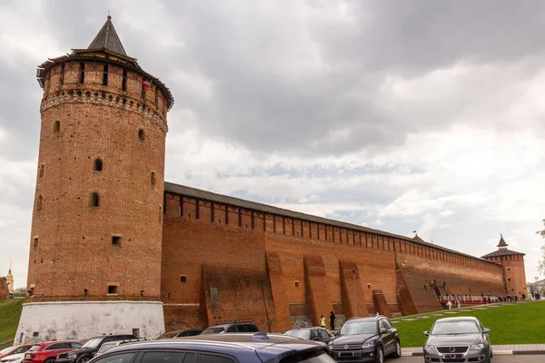 Niski Kąt Strzał Marinkina Granovitaya Wieże Kolomna Kreml Przeciw Zachmurzonemu — Zdjęcie stockowe