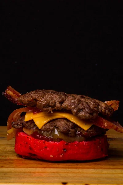 Ambachtelijke Hamburgers Met Vlees Kaas Gekleurd Normaal Brood — Stockfoto