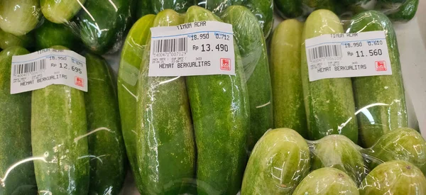 Concombre Frais Dans Emballage Plastique Sur Une Étagère Supermarché — Photo