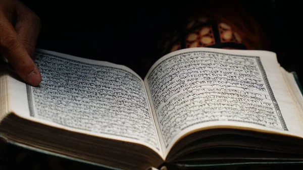 Een Close Shot Van Een Moslimvrouw Die Koran Leest Een — Stockfoto