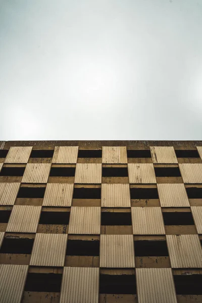 Nízký Úhel Zděné Opuštěné Šachovnice Navržené Budovy — Stock fotografie