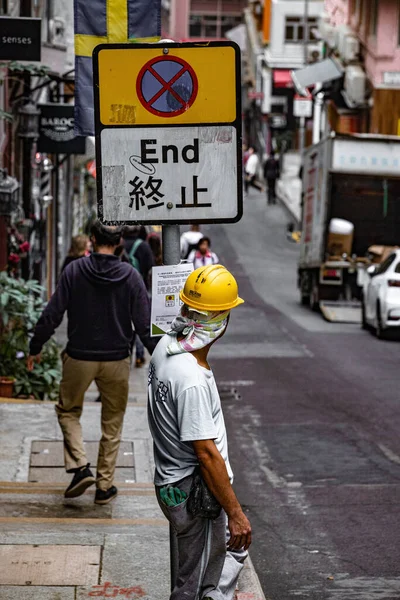 Vertikální Záběr Stavebního Dělníka Bezpečnostní Helmě Stojící Ulici Hong Kongu — Stock fotografie