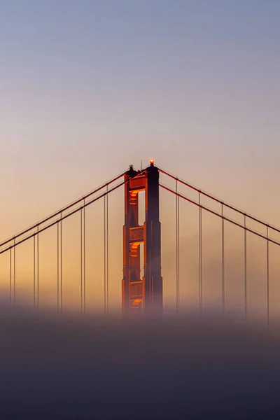 Eine Vertikale Selektive Fokusaufnahme Der Golden Gate Bridge San Francisco — Stockfoto