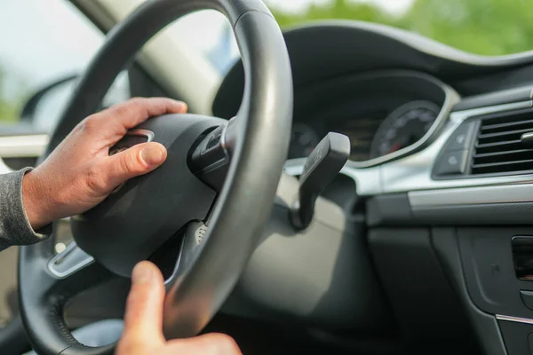 Gros Plan Une Main Sur Volant Une Voiture — Photo