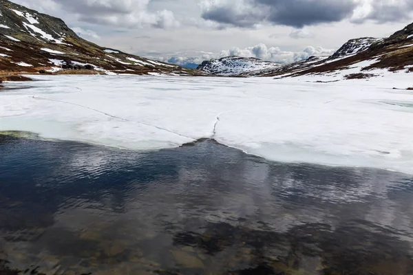 Malebný Pohled Krajinu Skalnatými Kopci Pokrytými Bílým Sněhem Zamračeném Pozadí — Stock fotografie