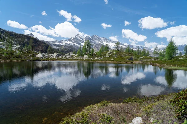 Krásný Výhled Jezero Odrazem Hor Mraků — Stock fotografie