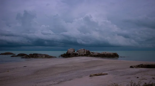 Живописный Вид Голубой Мыс Фоне Пляжа Покрытого Камнями Пасмурный День — стоковое фото