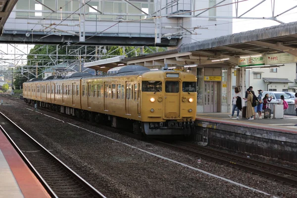 Ett Gammalt Gult Tåg Stationen — Stockfoto