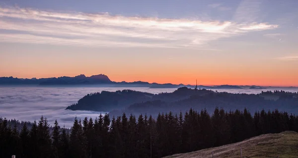 Över Naturskön Röd Solnedgång Över Ett Landsbygdsområde Med Hel Del — Stockfoto