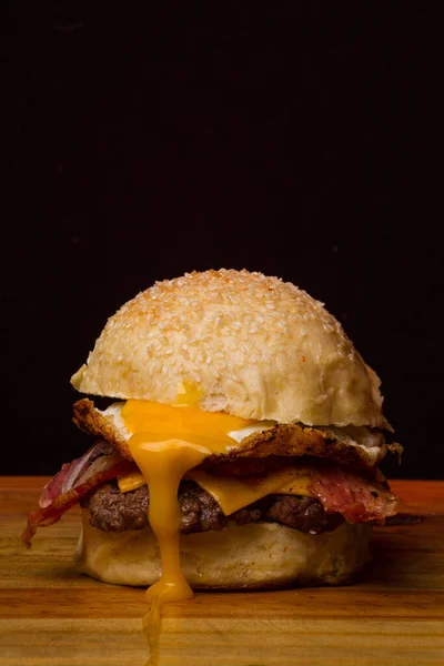 Hamburgery Rzemieślnicze Mięsem Serem Kolorowymi Normalnymi Pieczywami — Zdjęcie stockowe