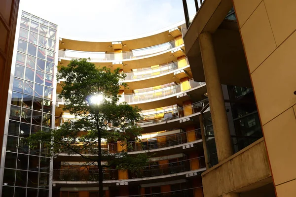 Moderno Complejo Apartamentos Con Cielo Nublado Ventanas Vidrio Reflectante Dublín — Foto de Stock