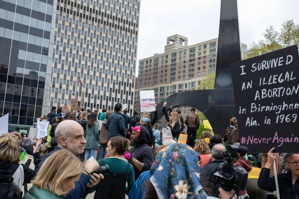 2022年3月5日 美国纽约州福里广场 一名拿着纸板标志的年轻女性抗议者举着标牌 — 图库照片
