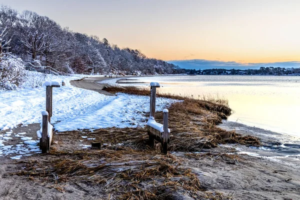 Snowy Ropes Plaża Otoczona Drzewami Przed Zachodem Słońca Cotuit Massachusetts — Zdjęcie stockowe