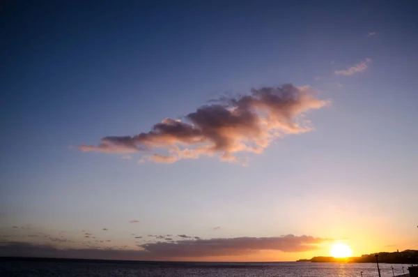 Cloudscape Χρωματιστά Σύννεφα Στο Ηλιοβασίλεμα Κοντά Στον Ωκεανό — Φωτογραφία Αρχείου