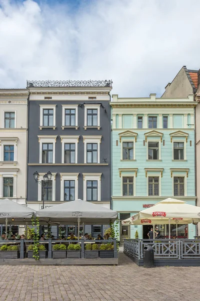 位于波兰托伦的历史古城主广场的垂直截图 内有五彩斑斓的建筑和咖啡馆 — 图库照片