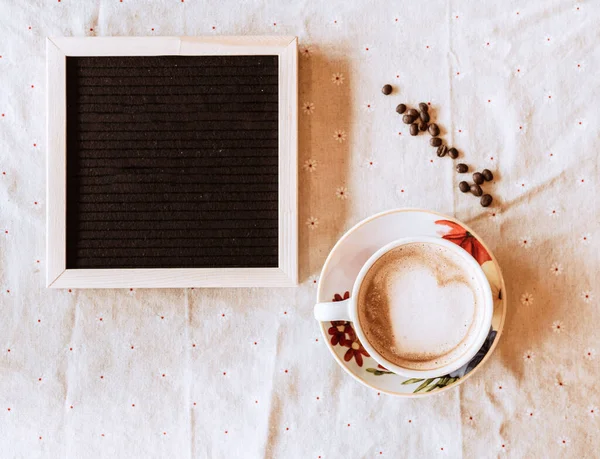白いテーブルクロスにコーヒーの審美的なカップのトップビュー — ストック写真