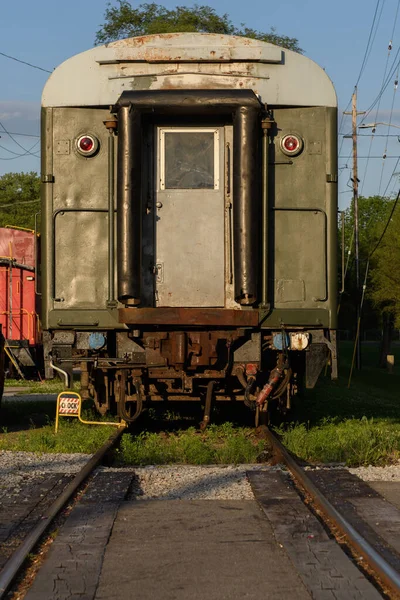 駅にある鉄道の上に立っている古い列車の垂直閉鎖 — ストック写真