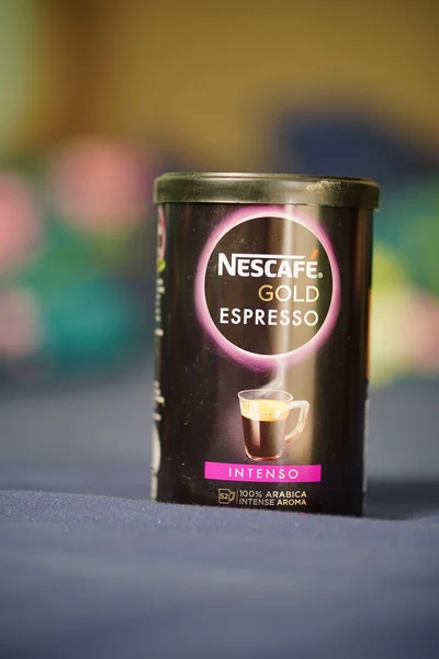 Primer Plano Café Instantáneo Nescafe Gold Espresso Recipiente Sobre Fondo — Foto de Stock