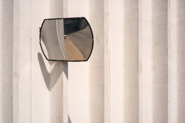 Uno Specchio Convesso Sicurezza Stradale Muro Cemento Con Riflesso Una — Foto Stock