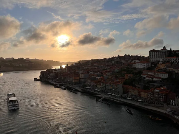 Una Vista Panorámica Barco Navegando Mar Tranquilo Cerca Una Ciudad — Foto de Stock