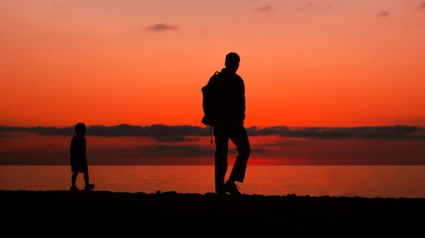 Una Silueta Padre Niño Caminando Una Playa Bajo Cielo Rojo — Foto de Stock