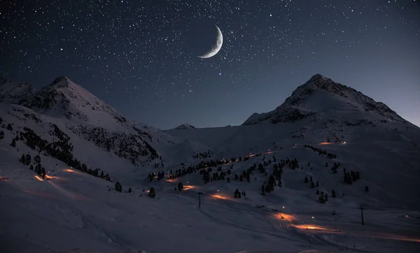 Ein Malerischer Blick Auf Wunderschöne Berge Die Weißen Schnee Gehüllt — Stockfoto