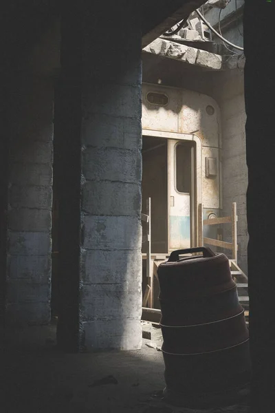 地下列车在阳光下在建筑物废墟下的垂直三维渲染 — 图库照片