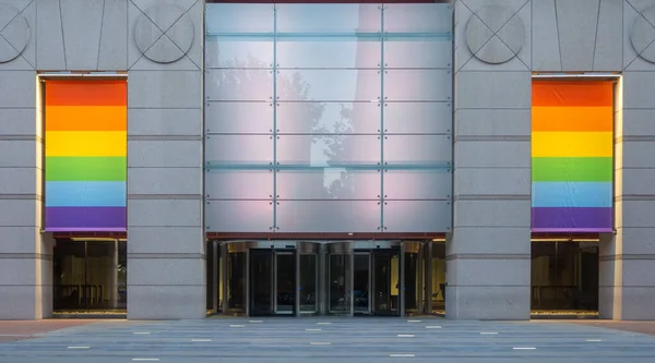 一幅覆盖建筑物窗户的漂亮的Lgbt标志照片 — 图库照片
