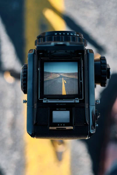 Een Verticaal Shot Van Een Moderne Camera Met Een Afbeelding — Stockfoto