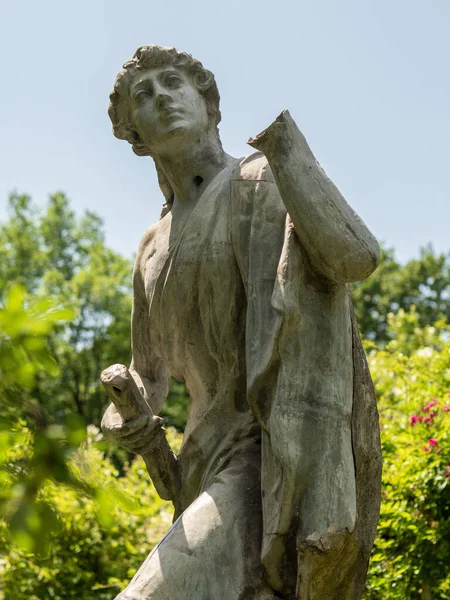 Colpo Verticale Una Vecchia Statua Uomo Parco Uno Sfondo Sfocato — Foto Stock