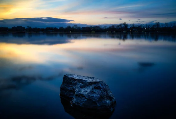 Eine Wunderschöne Landschaft Aus Wasser Und Bäumen Ufer Auf Der — Stockfoto