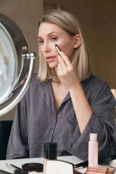 Een Mooie Blonde Vrouw Kijkt Spiegel Doet Make Met Behulp — Stockfoto