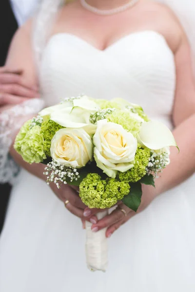 Close Vertical Noiva Segurando Buquê Casamento Dinamarca — Fotografia de Stock