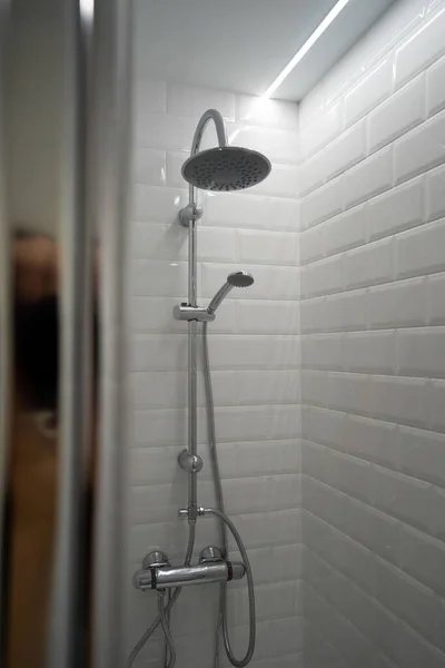 Svislý Záběr Sprchy Koupelně Bílé Stěně — Stock fotografie