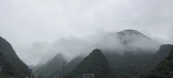 Uma Bela Paisagem Uma Paisagem Nebulosa Com Montanhas Guilin China — Fotografia de Stock
