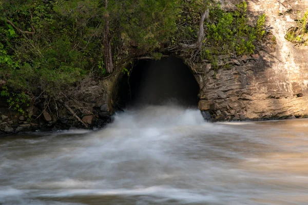 Malebný Pohled Řeku Tekoucí Lese Obklopeném Divokou Přírodou — Stock fotografie