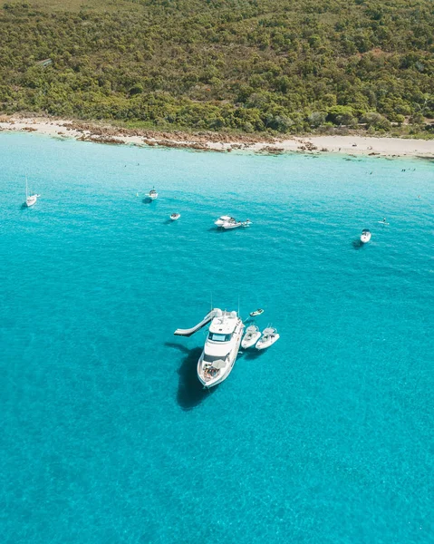 Eine Luftaufnahme Weißer Schiffe Und Boote Kristallklarem Wasser Der Nähe — Stockfoto