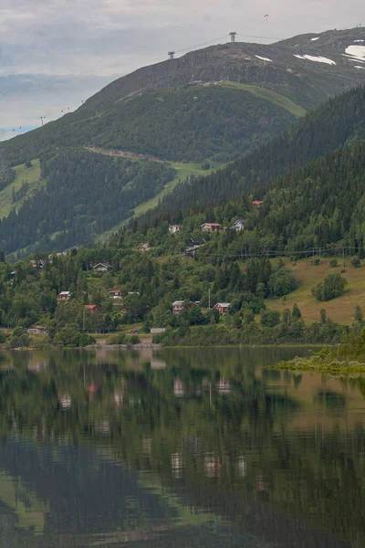 Μια Όμορφη Θέα Της Λίμνης Μεταξύ Λόφων Στη Σουηδία — Φωτογραφία Αρχείου