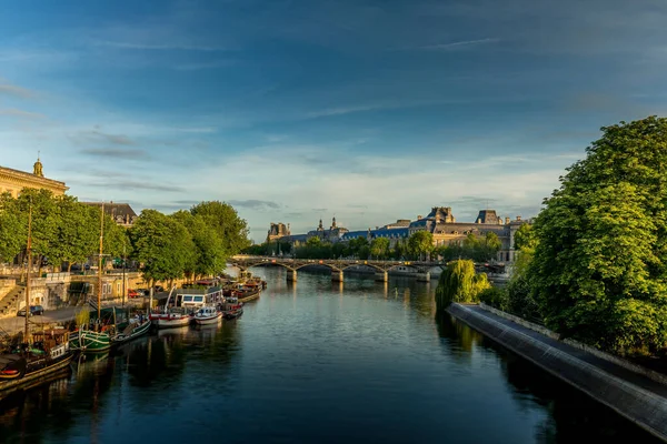 Die Festgemachten Boote Ufer Der Seine Mit Der Brücke Pont — Stockfoto