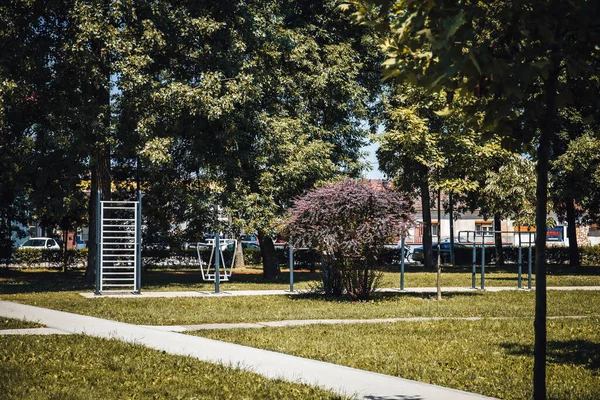 公園内の芝生のフィールド 遊び場 木の美しいショット — ストック写真