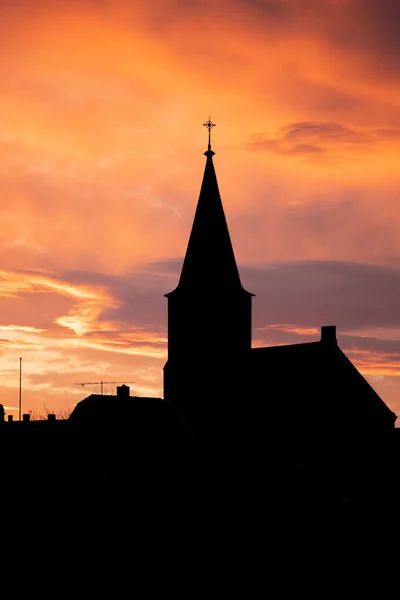 Plano Vertical Una Silueta Una Iglesia Suecia Atardecer —  Fotos de Stock