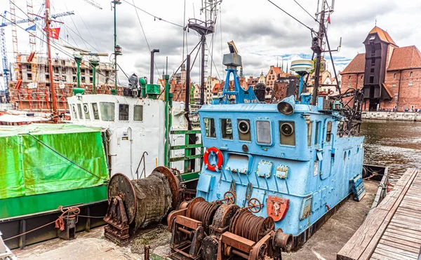グダニスクの港と中心部 港内のボート — ストック写真