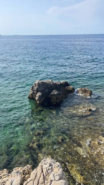 Eine Vertikale Aufnahme Von Felsformationen Ozean Einem Sonnigen Tag — Stockfoto