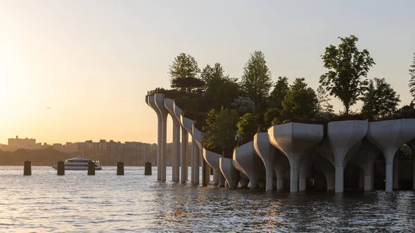 Gün batımında 55. rıhtımdaki Little Island manzarası. Hudson Nehri Manhattan 'ın batısında, New York' ta..