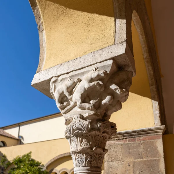 Pionowe Ujęcie Kolumny Starym Budynku Benevento Włochy — Zdjęcie stockowe