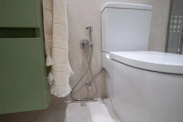 Tuvaletin Yanında Bir Musluk Modern Bir Banyoda Yeşil Bir Havlu — Stok fotoğraf
