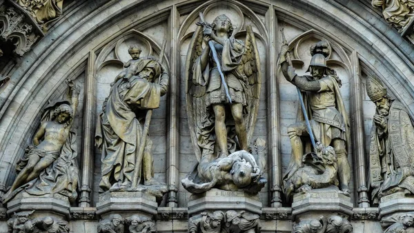 Penutup Ornamen Atas Pintu Melengkung Balai Kota Brussel Belgia — Stok Foto