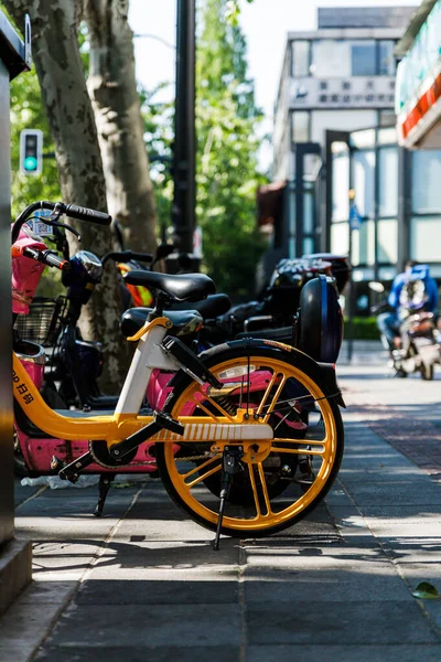 Ett Vertikalt Skott Elektriska Cyklar Parkerade Gatan Shanghai Kina — Stockfoto